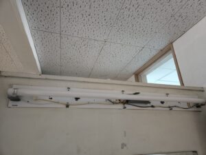 学校スタジオ・1階手前の女子トイレ前・手洗い上の蛍光灯・交換・LED型蛍光灯・省エネ・明るい・メンテナンス・アトリエミカミ・管理運営・撮影スタジオ・ロケ地・東京近郊・撮影場所・ドラマ撮影・ミュージックビデオ撮影・YouTube撮影・映画撮影・再現ドラマ撮影・コスプレ撮影・撮影会・撮影現場・桜川市・真壁町・東京・関東・東京近場