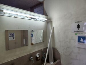 学校スタジオ・1階手前の女子トイレ前・手洗い上の蛍光灯・交換・LED型蛍光灯・省エネ・明るい・メンテナンス・アトリエミカミ・管理運営・撮影スタジオ・ロケ地・東京近郊・撮影場所・ドラマ撮影・ミュージックビデオ撮影・YouTube撮影・映画撮影・再現ドラマ撮影・コスプレ撮影・撮影会・撮影現場・桜川市・真壁町・東京・関東・東京近場