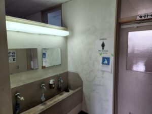 学校スタジオ・1階手前の女子トイレ前・手洗い上の蛍光灯・交換・LED型蛍光灯・省エネ・明るい・メンテナンス・アトリエミカミ・管理運営・撮影スタジオ・ロケ地・東京近郊・撮影場所・ドラマ撮影・ミュージックビデオ撮影・YouTube撮影・映画撮影・再現ドラマ撮影・コスプレ撮影・撮影会・撮影現場・桜川市・真壁町・東京・関東・東京近場