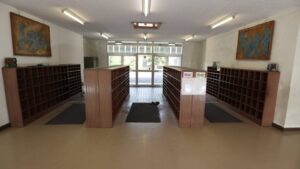 学校スタジオ・昇降口・ＬＥＤ型蛍光灯・アトリエミカミ管理運営・撮影場所・ロケ地・ドラマ撮影・映画撮影・ミュージックビデオ撮影・CM撮影・コマーシャル撮影・ウエーブ動画・撮影現場・東京近郊・YouTube撮影・スチール撮影・グラフィック撮影・イメージ撮影・再現ドラマ撮影