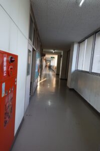 学校スタジオ・廊下・ＬＥＤ型蛍光灯・アトリエミカミ管理運営・撮影場所・ロケ地・ドラマ撮影・映画撮影・ミュージックビデオ撮影・CM撮影・コマーシャル撮影・ウエーブ動画・撮影現場・東京近郊・YouTube撮影・スチール撮影・グラフィック撮影・イメージ撮影・再現ドラマ撮影