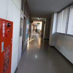 学校スタジオ・廊下・ＬＥＤ型蛍光灯・アトリエミカミ管理運営・撮影場所・ロケ地・ドラマ撮影・映画撮影・ミュージックビデオ撮影・CM撮影・コマーシャル撮影・ウエーブ動画・撮影現場・東京近郊・YouTube撮影・スチール撮影・グラフィック撮影・イメージ撮影・再現ドラマ撮影