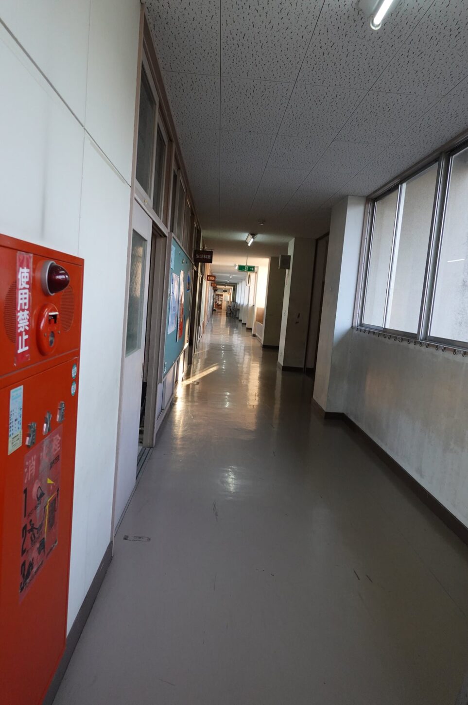 学校スタジオ・廊下・ＬＥＤ型蛍光灯・アトリエミカミ管理運営・撮影場所・ロケ地・ドラマ撮影・映画撮影・ミュージックビデオ撮影・CM撮影・コマーシャル撮影・ウエーブ動画・撮影現場・東京近郊・YouTube撮影・スチール撮影・グラフィック撮影・イメージ撮影・再現ドラマ撮影