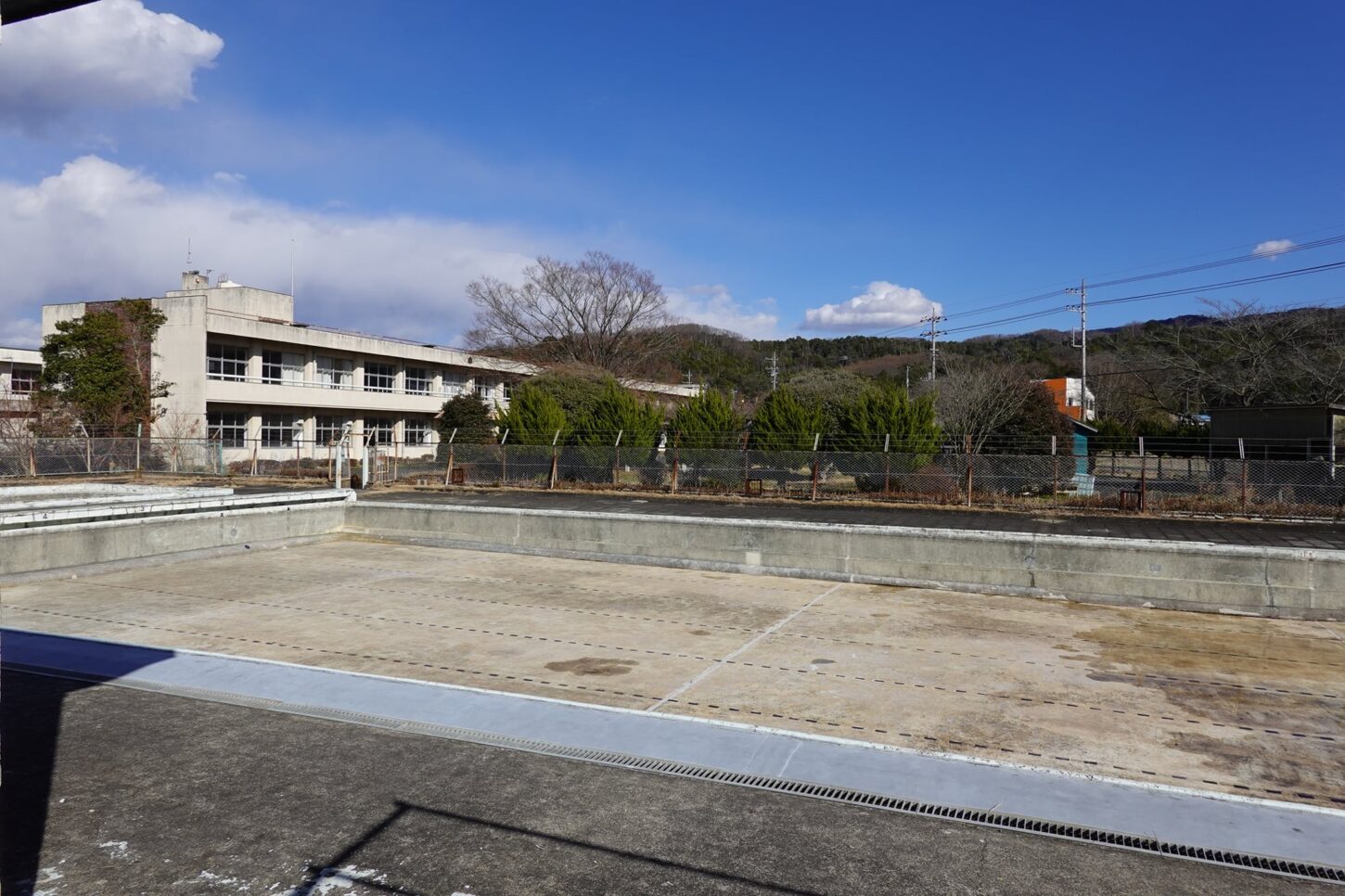 学校スタジオのプール・水の無いプール・空のプール・冬・・教室・外廊下・ベランダ・照明設置・カメラポジ・部室・飾り例・ロッカールーム・バスケ部・剣道部・テニス部・サッカー部・テニス部・柔道部・バレー部・卓球部・撮影ポイント・イメージカット・ロケ地・ロケ場所・撮影場所・撮影スポット・学校庭・コスプレ撮影・ドラマ撮影・映画撮影・YouTube撮影・ハウススタジオ・レンタルスタジオ・貸しスタジオ・アトリエミカミ管理運営・東京近郊・桜川市・真壁町・スタジオ・CM撮影