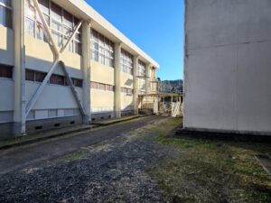 中庭・校庭・朝礼台・ロケハン・体育館・学校スタジオ・アトリエミカミ管理運営・ロケ地・東京近郊・撮影場所・ドラマ撮影・ミュージックビデオ撮影・YouTube撮影・映画撮影・再現ドラマ撮影・コスプレ撮影・撮影会・撮影現場・桜川市・真壁町・東京・関東・東京