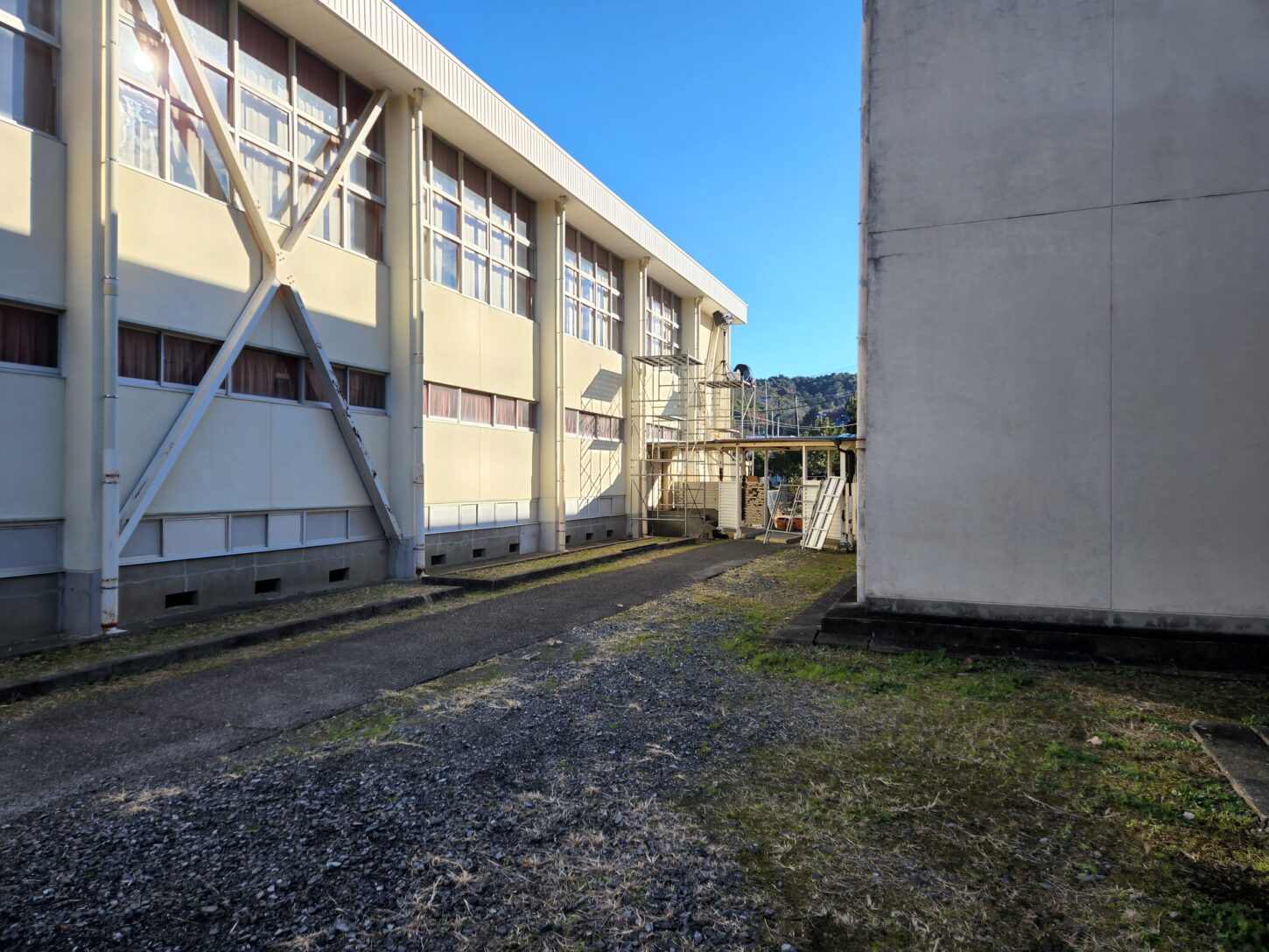 中庭・校庭・朝礼台・ロケハン・体育館・学校スタジオ・アトリエミカミ管理運営・ロケ地・東京近郊・撮影場所・ドラマ撮影・ミュージックビデオ撮影・YouTube撮影・映画撮影・再現ドラマ撮影・コスプレ撮影・撮影会・撮影現場・桜川市・真壁町・東京・関東・東京