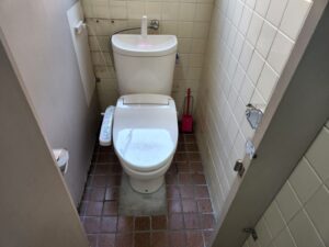 元ビジネスホテルスタジオのトイレ事情・大型戸建スタジオ・控室・待機部屋・メイク部屋・昭和でレトロなアパートスタジオ・駐車スペース・駐車場・美術トラック・美トラ・マイクロバス・搬入スペース・搬出スペース・美術小道具投入・メインロケハン・オールスタッフロケハン・撮影専用物件・アトリエミカミ管理運営・ロケ地・ロケ場所・ロケセット・撮影場所・ハウススタジオ・レンタルスタジオ・全室撮影専用・東京近郊・水海道・常総市・撮影用に改造・撮影専用電源確保・ドラマ・映画・ミュージックビデオ・バラエティー番・再現ドラマ・照明・警察の僚・学生寮・社員寮・合宿所設定