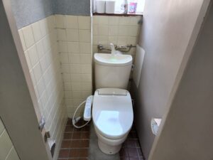 元ビジネスホテルスタジオのトイレ事情・大型戸建スタジオ・控室・待機部屋・メイク部屋・昭和でレトロなアパートスタジオ・駐車スペース・駐車場・美術トラック・美トラ・マイクロバス・搬入スペース・搬出スペース・美術小道具投入・メインロケハン・オールスタッフロケハン・撮影専用物件・アトリエミカミ管理運営・ロケ地・ロケ場所・ロケセット・撮影場所・ハウススタジオ・レンタルスタジオ・全室撮影専用・東京近郊・水海道・常総市・撮影用に改造・撮影専用電源確保・ドラマ・映画・ミュージックビデオ・バラエティー番・再現ドラマ・照明・警察の僚・学生寮・社員寮・合宿所設定