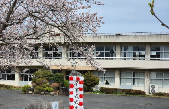卒業式の看板・満開・桜開花・学校スタジオ・ℝ５年３月２4日・美術建て込み・メインロケハン・オールスタッフロケハン・アトリエミカミ管理運営・ロケ地・東京近郊・撮影場所・ドラマ撮影・ミュージックビデオ撮影・YouTube撮影・映画撮影・再現ドラマ撮影・コスプレ撮影・撮影会・撮影現場・桜川市・真壁町・東京・関東・東京近郊