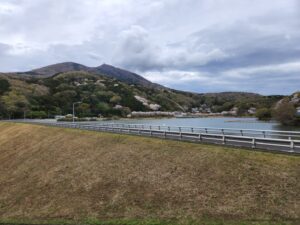 つくし湖・土手・堤防・桜・絶景・満開・学校スタジオ・ℝ５年３月２4日・美術建て込み・メインロケハン・オールスタッフロケハン・アトリエミカミ管理運営・ロケ地・東京近郊・撮影場所・ドラマ撮影・ミュージックビデオ撮影・YouTube撮影・映画撮影・再現ドラマ撮影・コスプレ撮影・撮影会・撮影現場・桜川市・真壁町・東京・関東・東京