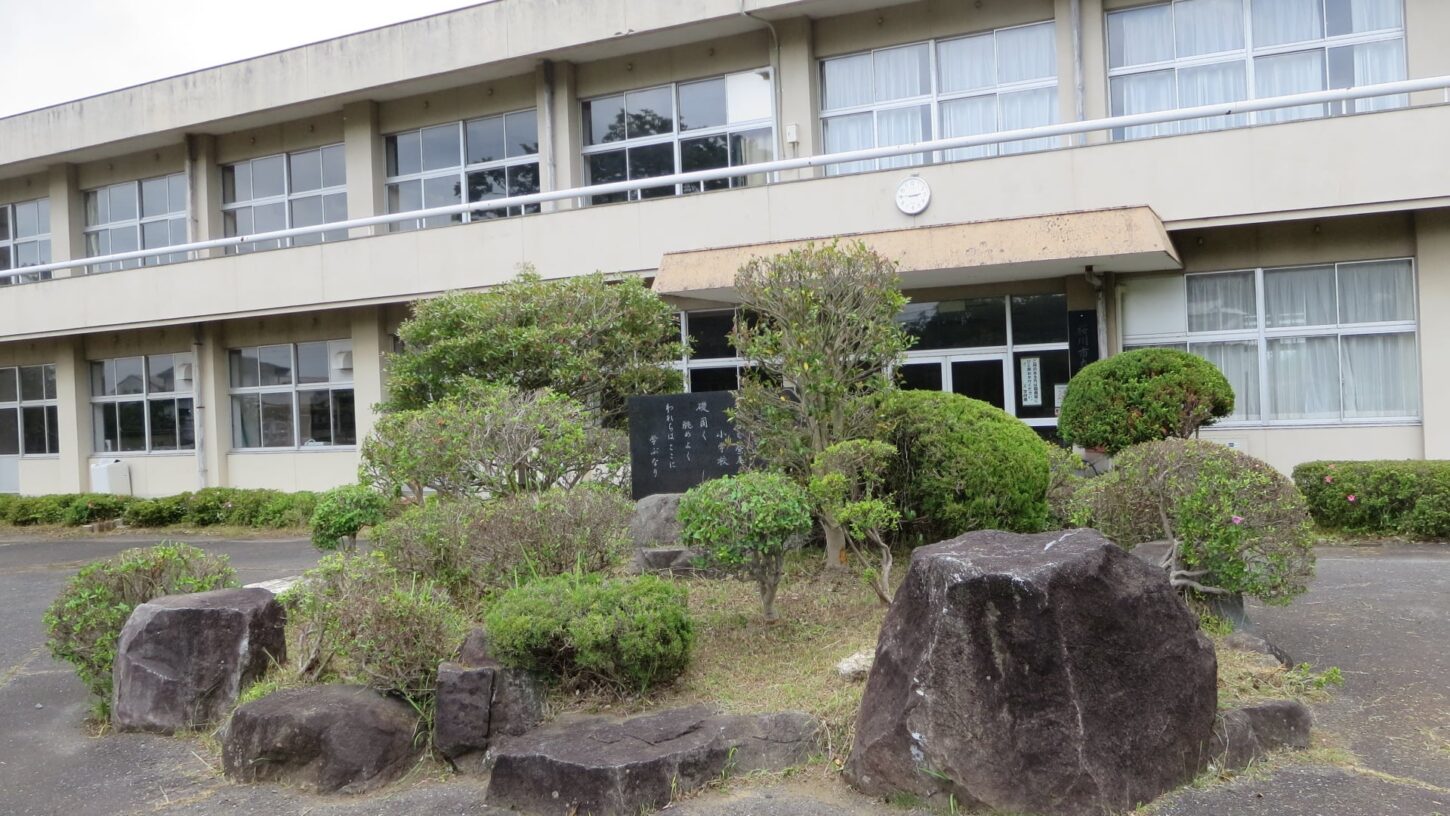 学校スタジオ・正面植え込み・正面玄関前・アトリエミカミ管理運営・ロケ地・東京近郊・撮影場所・ドラマ撮影・ミュージックビデオ撮影・YouTube撮影・映画撮影・再現ドラマ撮影・コスプレ撮影・撮影会・撮影現場・桜川市・真壁町・東京・関東・東京