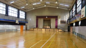 体育館・学校スタジオ・廊下・再現ドラマチーム・ミュージックビデオ撮影・現場・学校スタジオ・アトリエミカミ管理運営・ハウススタジオ・ロケ地。ロケ場所・ドラマ撮影・映画撮影・YouTube撮影・コスプレ撮影・再現ドラマ撮影・ロケ現場・撮影現場・東京近郊・東京・撮影場所・貸しスタジオ・レンタルスタジオ・学校の撮影場所・
