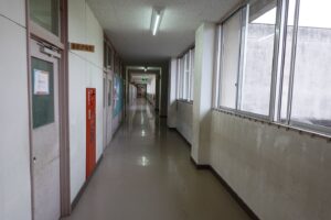 学校の廊下・現場写真・台本・イメージ写真・送信・動画・スマホ・カメラ・アングル・アングルチェク・資料映像・資料写真・実験動画・下見・ロケハン・体育館・学校スタジオ・アトリエミカミ管理運営・ロケ地・東京近郊・撮影場所・ドラマ撮影・ミュージックビデオ撮影・YouTube撮影・映画撮影・再現ドラマ撮影・コスプレ撮影・撮影会・撮影現場・桜川市・真壁町・東京・関東・東京