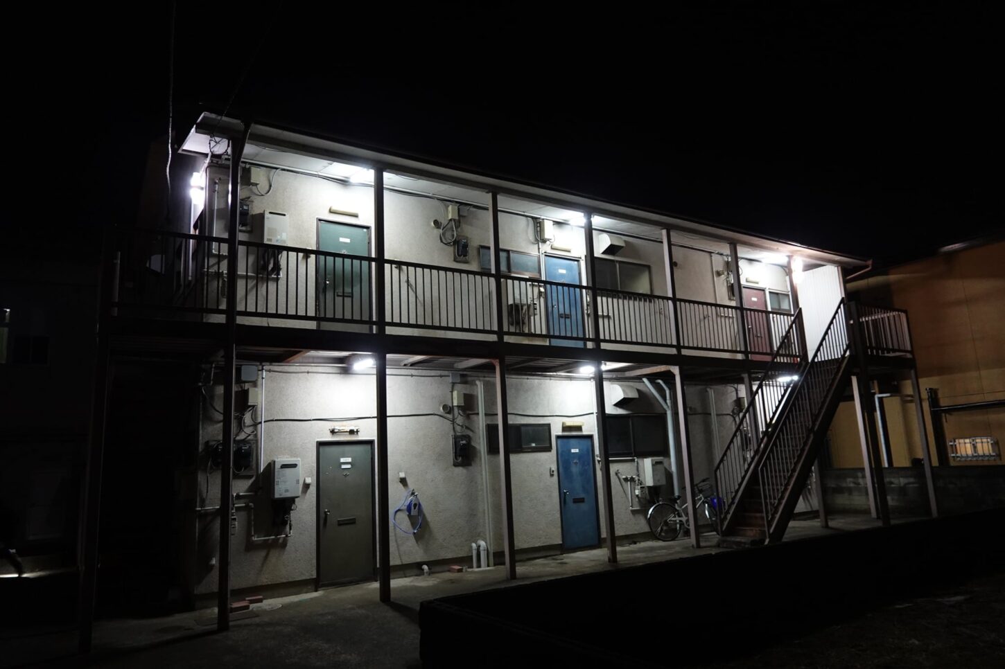 アパートスタジオ・アパート・撮影専用・改造・撮影用電源・撮影専用物件・パネル壁・メインロケハン・オールスタッフロケハン・連続ドラマ・映画撮影・アトリエミカミ管理運営・撮影場所・ハウススタジオ・昭和でレトロなアパートスタジオ・撮影専用物件・出入り階段も俯瞰で撮影・ドラマ・映画・再現ドラマ・撮影ポイント・ロケ地・ロケ場所・常総市・水海道・東京近郊・東京駅から50分・駅歩5分