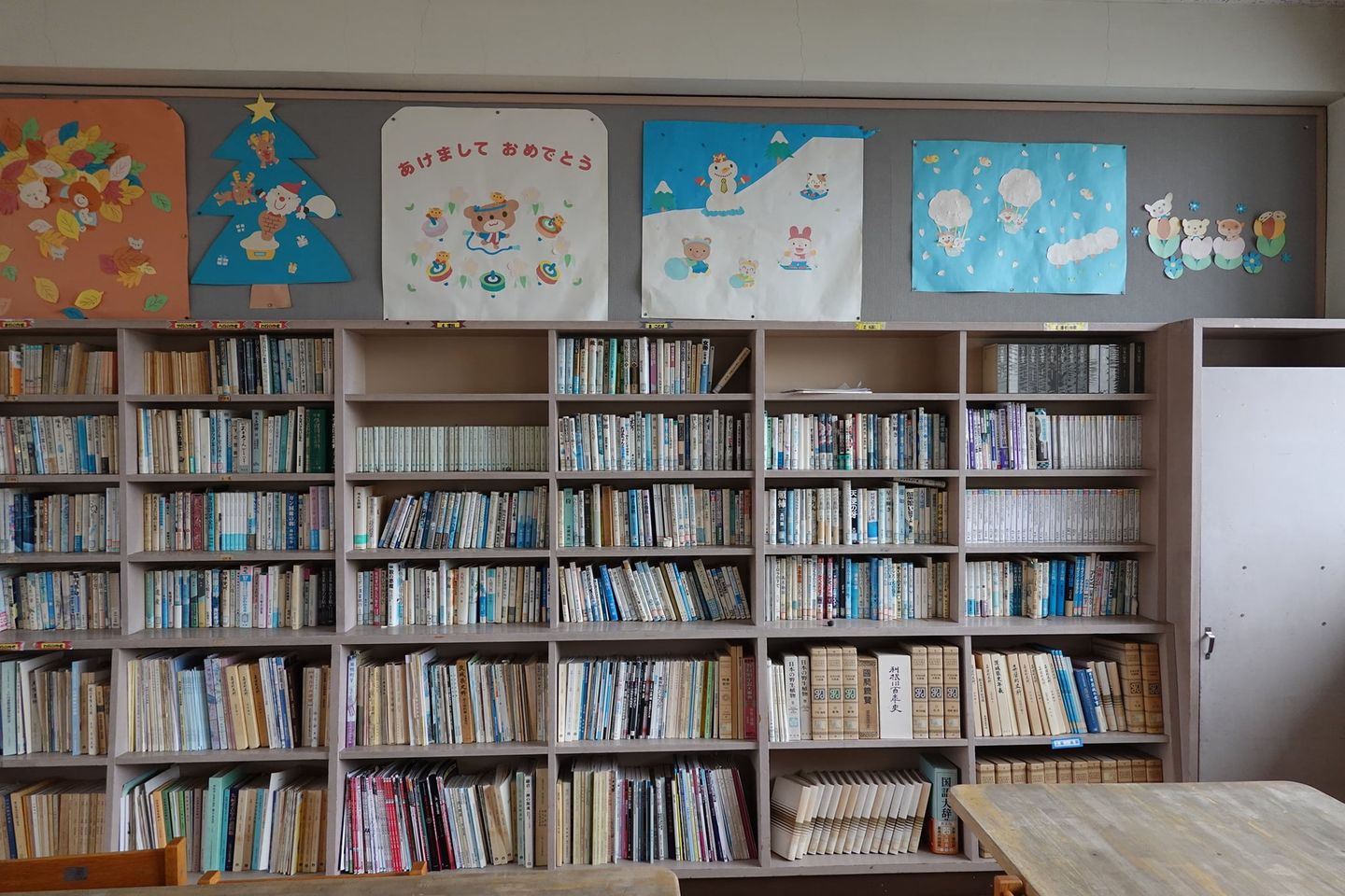 図書室・本・学校の図書室・学校スタジオ・再現ドラマチーム・ミュージックビデオ撮影・現場・学校スタジオ・アトリエミカミ管理運営・ハウススタジオ・ロケ地。ロケ場所・ドラマ撮影・映画撮影・YouTube撮影・コスプレ撮影・再現ドラマ撮影・ロケ現場・撮影現場・東京近郊・東京・撮影場所・貸しスタジオ・レンタルスタジオ・学校の撮影場所・