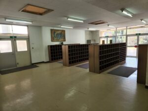 学校スタジオの昇降口周辺・問い合わせ急増・撮影スポット・学園ドラマ・コマーシャル撮影・CM撮影・映画撮影・再現ドラマ撮影・コスプレ撮影・ユーty－部撮影・アトリエミカミ・管理運営・学校撮影・レンタルスタジオ・東京近郊・東京・東京・関東・桜川市・真壁町・撮影専用物件・