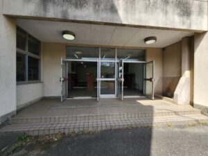 窓・鍵・開錠・撮影スポット・昇降口付近・学校スタジオ・アトリエミカミ管理運営・ロケ地・東京近郊・撮影場所・ドラマ撮影・ミュージックビデオ撮影・YouTube撮影・映画撮影・再現ドラマ撮影・コスプレ撮影・撮影会・撮影現場・桜川市・真壁町・東京・関東・東京