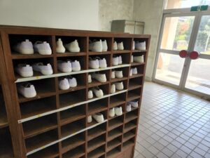 学校スタジオの昇降口周辺・問い合わせ急増・撮影スポット・学園ドラマ・コマーシャル撮影・CM撮影・映画撮影・再現ドラマ撮影・コスプレ撮影・ユーty－部撮影・アトリエミカミ・管理運営・学校撮影・レンタルスタジオ・東京近郊・東京・東京・関東・桜川市・真壁町・撮影専用物件・
