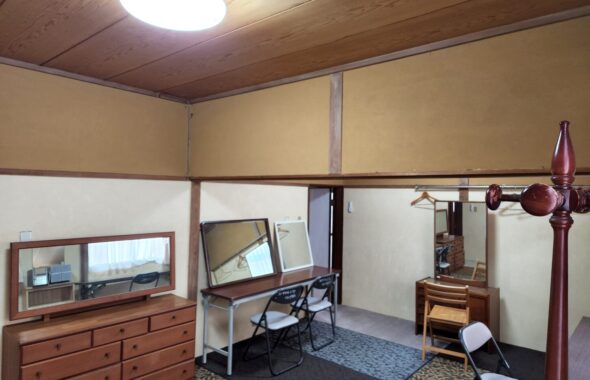 メイクルーム・照明・交換・元ビジネスホテルスタジオ・大型戸建スタジオ・昭和でレトロなアパートスタジオ・駐車スペース・駐車場・美術トラック・美トラ・マイクロバス・搬入スペース・搬出スペース・美術小道具投入・メインロケハン・オールスタッフロケハン・撮影専用物件・アトリエミカミ管理運営・ロケ地・ロケ場所・ロケセット・撮影場所・ハウススタジオ・レンタルスタジオ・全室撮影専用・東京近郊・水海道・常総市・撮影用に改造・撮影専用電源確保・ドラマ・映画・ミュージックビデオ・バラエティー番・再現ドラマ・照明・警察の僚・学生寮・社員寮・合宿所設定