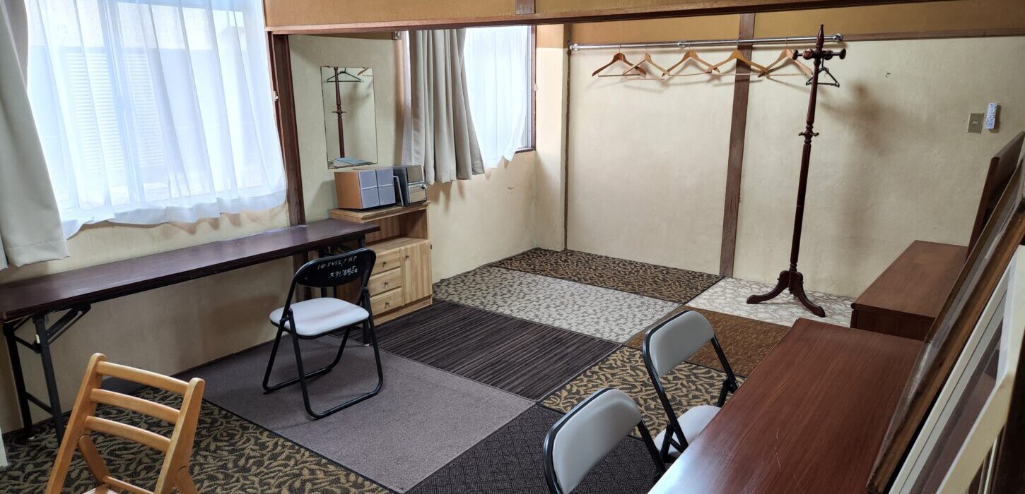 メイクルーム・照明・交換・元ビジネスホテルスタジオ・大型戸建スタジオ・昭和でレトロなアパートスタジオ・駐車スペース・駐車場・美術トラック・美トラ・マイクロバス・搬入スペース・搬出スペース・美術小道具投入・メインロケハン・オールスタッフロケハン・撮影専用物件・アトリエミカミ管理運営・ロケ地・ロケ場所・ロケセット・撮影場所・ハウススタジオ・レンタルスタジオ・全室撮影専用・東京近郊・水海道・常総市・撮影用に改造・撮影専用電源確保・ドラマ・映画・ミュージックビデオ・バラエティー番・再現ドラマ・照明・警察の僚・学生寮・社員寮・合宿所設定