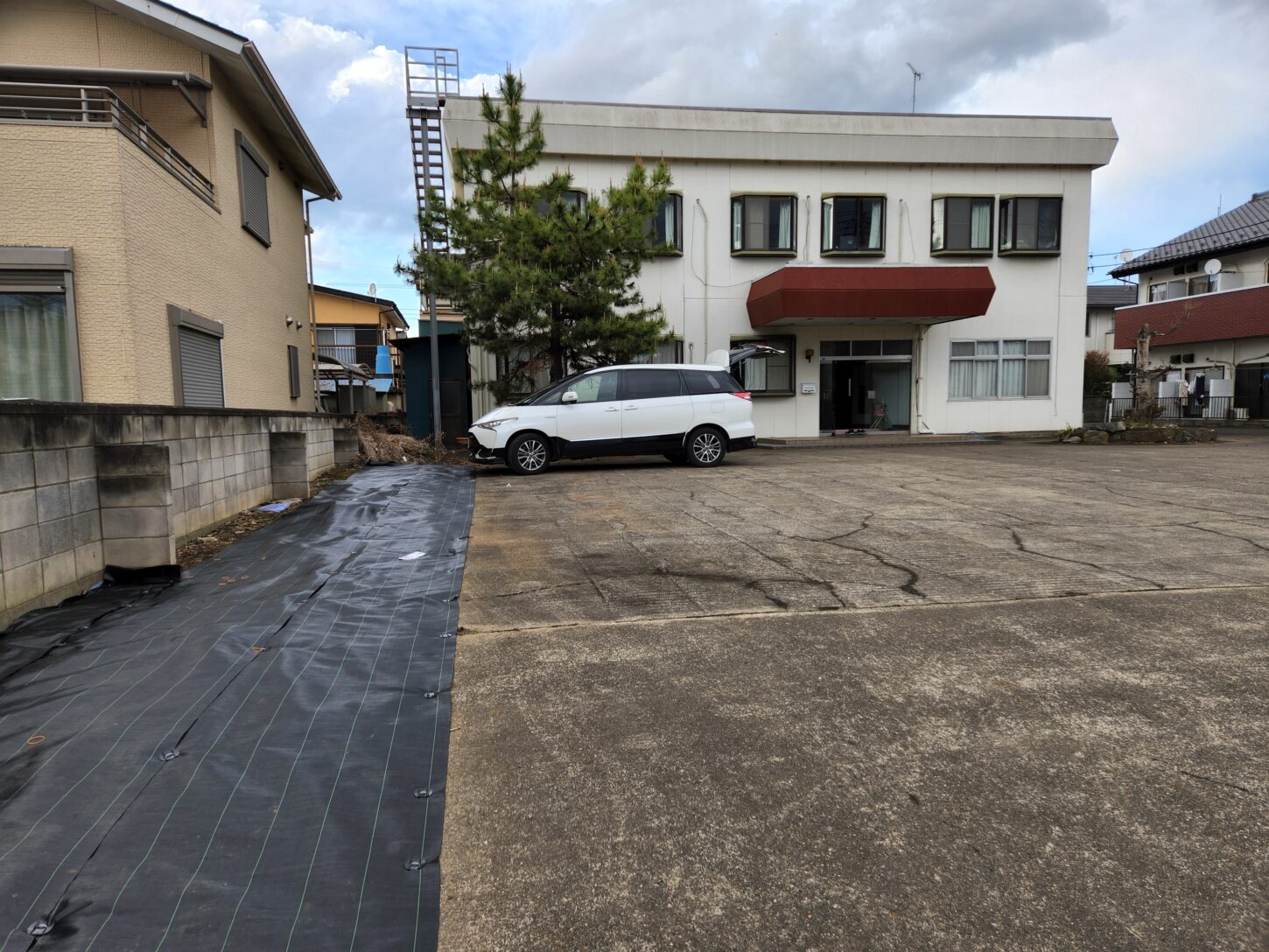 元ビジネスホテルスタジオ・大型戸建スタジオ・昭和でレトロなアパートスタジオ・駐車スペース・駐車場・美術トラック・美トラ・マイクロバス・搬入スペース・搬出スペース・美術小道具投入・メインロケハン・オールスタッフロケハン・撮影専用物件・アトリエミカミ管理運営・ロケ地・ロケ場所・ロケセット・撮影場所・ハウススタジオ・レンタルスタジオ・全室撮影専用・東京近郊・水海道・常総市・撮影用に改造・撮影専用電源確保・ドラマ・映画・ミュージックビデオ・バラエティー番・再現ドラマ・照明・警察の僚・学生寮・社員寮・合宿所設定