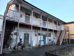ドラマ・帰ってきたコタロウ一人暮らし・アパートスタジオ・アパート・撮影専用・改造・撮影用電源・撮影専用物件・パネル壁・メインロケハン・オールスタッフロケハン・連続ドラマ・映画撮影・アトリエミカミ管理運営・撮影場所・ハウススタジオ・昭和でレトロなアパートスタジオ・撮影専用物件・出入り階段も俯瞰で撮影・ドラマ・映画・再現ドラマ・撮影ポイント・ロケ地・ロケ場所・常総市・水海道・東京近郊・東京駅から50分・駅歩5分