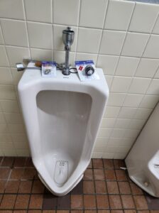 トイレの修理・部品交換・ピストンバルブ・控室トイレ。水が止まらない・元ビジネスホテルスタジオ・大型戸建スタジオ・昭和でレトロなアパートスタジオ・駐車スペース・駐車場・美術トラック・美トラ・マイクロバス・搬入スペース・搬出スペース・美術小道具投入・メインロケハン・オールスタッフロケハン・撮影専用物件・アトリエミカミ管理運営・ロケ地・ロケ場所・ロケセット・撮影場所・ハウススタジオ・レンタルスタジオ・全室撮影専用・東京近郊・水海道・常総市・撮影用に改造・撮影専用電源確保・ドラマ・映画・ミュージックビデオ・バラエティー番・再現ドラマ・照明・警察の僚・学生寮・社員寮・合宿所設定
