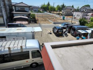 出張カフェが来てます・アパートスタジオ駐車場・元ビジネスホテルスタジオ・大型戸建スタジオ・昭和でレトロなアパートスタジオ・駐車スペース・駐車場・美術トラック・美トラ・マイクロバス・搬入スペース・搬出スペース・美術小道具投入・メインロケハン・オールスタッフロケハン・撮影専用物件・アトリエミカミ管理運営・ロケ地・ロケ場所・ロケセット・撮影場所・ハウススタジオ・レンタルスタジオ・全室撮影専用・東京近郊・水海道・常総市・撮影用に改造・撮影専用電源確保・ドラマ・映画・ミュージックビデオ・バラエティー番・再現ドラマ・照明・警察の僚・学生寮・社員寮・合宿所設定