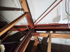 雨漏り修理・結果は・・・元ビジネスホテルスタジオ・大型戸建スタジオ・昭和でレトロなアパートスタジオ・駐車スペース・駐車場・美術トラック・美トラ・マイクロバス・搬入スペース・搬出スペース・美術小道具投入・メインロケハン・オールスタッフロケハン・撮影専用物件・アトリエミカミ管理運営・ロケ地・ロケ場所・ロケセット・撮影場所・ハウススタジオ・レンタルスタジオ・全室撮影専用・東京近郊・水海道・常総市・撮影用に改造・撮影専用電源確保・ドラマ・映画・ミュージックビデオ・バラエティー番・再現ドラマ・照明・警察の僚・学生寮・社員寮・合宿所設定