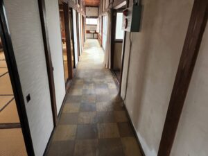 カーペット交換・廊下・登録有形文化財橋本旅館スタジオ・・グットデザイン賞・登録有形文化財橋本旅館スタジオ・古民家カフェ・登録有形文化財・アトリエミカミ・管理運営・ドラマ撮影・映画撮影・再現ドラマ撮影・YouTube撮影・ミュージックビデオ撮影・CM撮影・ロケ地・ロケ現場・撮影場所・ハウススタジオ・レンタルスタジオ・貸しスタジオ・東京・東京近郊・桜川市・真壁町