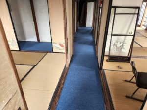 登録有形文化財橋本旅館スタジオ・2階の廊下のカーペット・張替・グットデザイン賞・登録有形文化財橋本旅館スタジオ・古民家カフェ・登録有形文化財・アトリエミカミ・管理運営・ドラマ撮影・映画撮影・再現ドラマ撮影・YouTube撮影・ミュージックビデオ撮影・CM撮影・ロケ地・ロケ現場・撮影場所・ハウススタジオ・レンタルスタジオ・貸しスタジオ・東京・東京近郊・桜川市・真壁町・撮影準備・