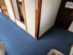 登録有形文化財橋本旅館スタジオ・2階の廊下のカーペット・張替・グットデザイン賞・登録有形文化財橋本旅館スタジオ・古民家カフェ・登録有形文化財・アトリエミカミ・管理運営・ドラマ撮影・映画撮影・再現ドラマ撮影・YouTube撮影・ミュージックビデオ撮影・CM撮影・ロケ地・ロケ現場・撮影場所・ハウススタジオ・レンタルスタジオ・貸しスタジオ・東京・東京近郊・桜川市・真壁町・撮影準備・