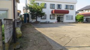 切り株伐採・清掃・元ビジネスホテルスタジオ・大型戸建スタジ・メンテナンンス・メインロケハン・オールスタッフロケハン・連続ドラマ・映画撮影・アトリエミカミ管理運営・撮影場所・ハウススタジオ・昭和でレトロなアパートスタジオ・撮影専用物件・出入り階段も俯瞰で撮影・ドラマ・映画・再現ドラマ・撮影ポイント・ロケ地・ロケ場所・常総市・水海道・東京近郊・東京駅から50分・駅歩5分・雑草駆除・除草剤・電動噴霧器・ハウススタジオ貸しスタジオ・撮影スタジオ・合宿所、社員寮、学生寮、昭和のビジネスホテル、共同風呂、共同浴槽、撮影場所