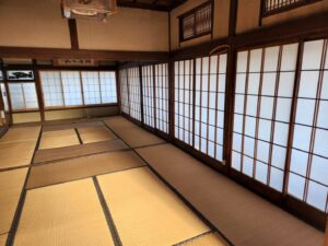 障子メンテナンンス・登録有形文化財橋本旅館スタジオ・張替・グットデザイン賞・登録有形文化財橋本旅館スタジオ・古民家カフェ・登録有形文化財・アトリエミカミ・管理運営・ドラマ撮影・映画撮影・再現ドラマ撮影・YouTube撮影・ミュージックビデオ撮影・CM撮影・ロケ地・ロケ現場・撮影場所・ハウススタジオ・レンタルスタジオ・貸しスタジオ・東京・東京近郊・桜川市・真壁町・撮影準備・