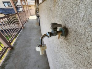 水道蛇口・修理・美術飾りミス・紛失・持ち去り・部品・水道部品・洗濯機飾り・アパート洗濯機取付・撮影専用に改造したアパートスタジオ・撮影用電源。壁の取り外し・撮影用物件・ハウススタジオ・レンタルハウス・貸しスタジオ・アトリエミカミ・管理運営・スタジオ料金・映画撮影・ドラマ撮影・再現ドラマ撮影・YouTube撮影・ミュージックビデオ撮影・CM撮影・東京・東京近郊・連続ドラマ撮影・ロケ地・ロケ場所・有名作品・ロケ地巡り・ロケハン・ロケ弁・撮影場所
