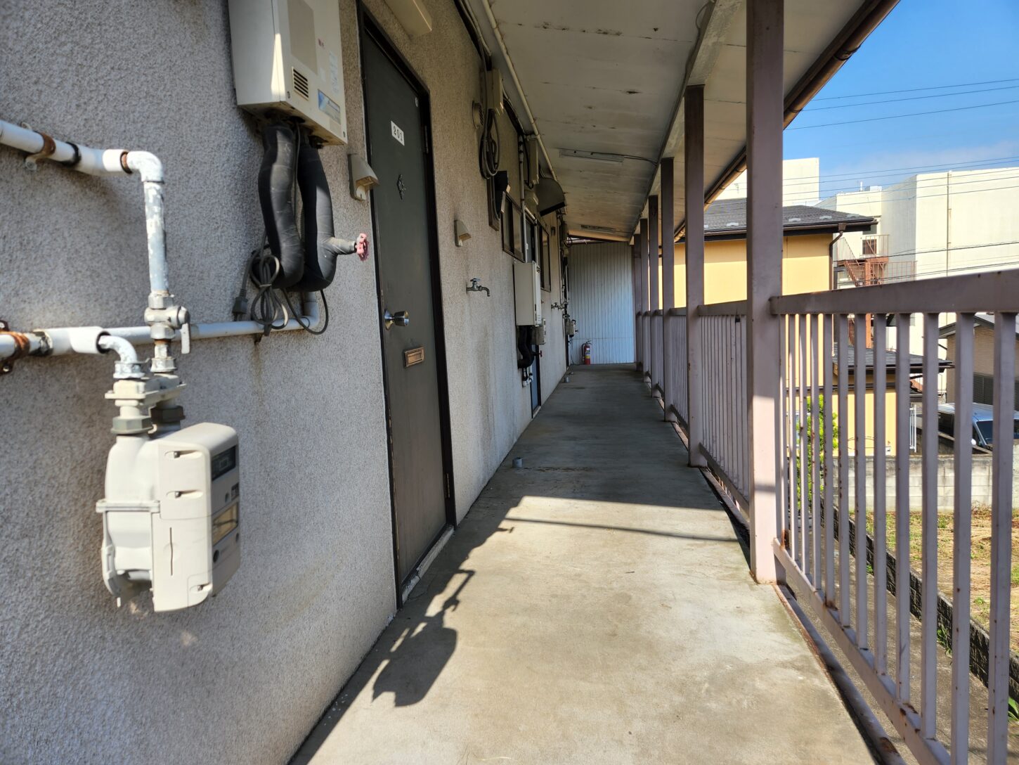 撮影専用に改造したアパートスタジオ・撮影用電源。壁の取り外し・撮影用物件・ハウススタジオ・レンタルハウス・貸しスタジオ・アトリエミカミ・管理運営・スタジオ料金・映画撮影・ドラマ撮影・再現ドラマ撮影・YouTube撮影・ミュージックビデオ撮影・CM撮影・東京・東京近郊・連続ドラマ撮影・ロケ地・ロケ場所・有名作品・ロケ地巡り・ロケハン・ロケ弁・撮影場所