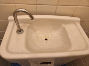トイレのタンク・水溢れ・登録有形文化財橋本旅館スタジオ・客室・メイクルーム・アトリエミカミ・管理運営・登録有形文化財橋本旅館スタジオ庭・グットデザイン賞・登録有形文化財橋本旅館スタジオ・古民家カフェ・登録有形文化財・ドラマ撮影・映画撮影・再現ドラマ撮影・YouTube撮影・ミュージックビデオ撮影・CM撮影・ロケ地・ロケ現場・撮影場所・ハウススタジオ・レンタルスタジオ・貸しスタジオ・東京・東京近郊・桜川市・真壁町・撮影準備・