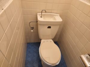 トイレのタンク・水溢れ・登録有形文化財橋本旅館スタジオ・客室・メイクルーム・アトリエミカミ・管理運営・登録有形文化財橋本旅館スタジオ庭・グットデザイン賞・登録有形文化財橋本旅館スタジオ・古民家カフェ・登録有形文化財・ドラマ撮影・映画撮影・再現ドラマ撮影・YouTube撮影・ミュージックビデオ撮影・CM撮影・ロケ地・ロケ現場・撮影場所・ハウススタジオ・レンタルスタジオ・貸しスタジオ・東京・東京近郊・桜川市・真壁町・撮影準備・