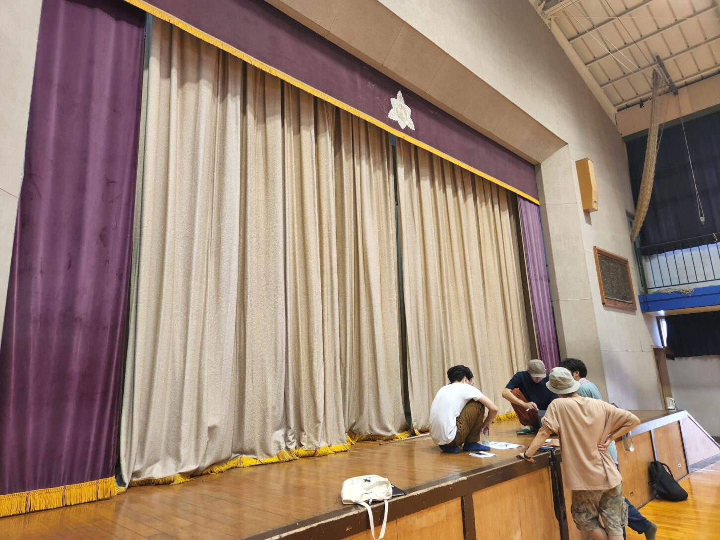 舞台のカーテン・学校スタジオ体育館・開け閉めチェク・音楽室・図書室・図工室・実験室・部室・教室・撮影スポット・学園ドラマ・コマーシャル撮影・CM撮影・映画撮影・再現ドラマ撮影・コスプレ撮影・ユーチューブ撮影・アトリエミカミ・管理運営・学校撮影・レンタルスタジオ・東京近郊・東京・東京・関東・桜川市・真壁町・撮影専用物件・