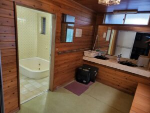 連続ドラマの問い合わせ・登録有形文化財橋本旅館スタジオ風呂場。共同風呂・風呂シーン・台本・シナリオ・製作部・ロケ場所・撮影場所・犯罪行為・犯罪シーン・盗撮・入浴・入浴シーン・映画撮影・ＣＭ撮影・ミュージックビデオ撮影・再現ドラマ・YouTube撮影・アトリエミカミ・管理・ハウススタジオ・貸しスタジオ・レンタルスタジオ・コスプレ撮影・ロケ地・東京近郊・東京・関東