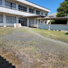 炎天下の中の草刈りメンテ・中廊下・校庭・学校スタジオ外回り・撮影準備・音楽室・図書室・図工室・実験室・部室・教室・撮影スポット・学園ドラマ・コマーシャル撮影・CM撮影・映画撮影・再現ドラマ撮影・コスプレ撮影・ユーチューブ撮影・アトリエミカミ・管理運営・学校撮影・レンタルスタジオ・東京近郊・東京・東京・関東・桜川市・真壁町・撮影専用物件・