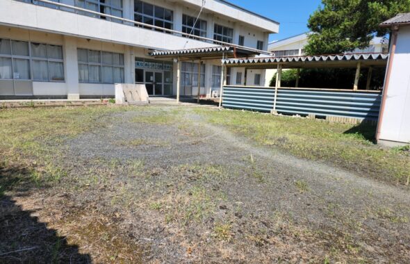 炎天下の中の草刈りメンテ・中廊下・校庭・学校スタジオ外回り・撮影準備・音楽室・図書室・図工室・実験室・部室・教室・撮影スポット・学園ドラマ・コマーシャル撮影・CM撮影・映画撮影・再現ドラマ撮影・コスプレ撮影・ユーチューブ撮影・アトリエミカミ・管理運営・学校撮影・レンタルスタジオ・東京近郊・東京・東京・関東・桜川市・真壁町・撮影専用物件・
