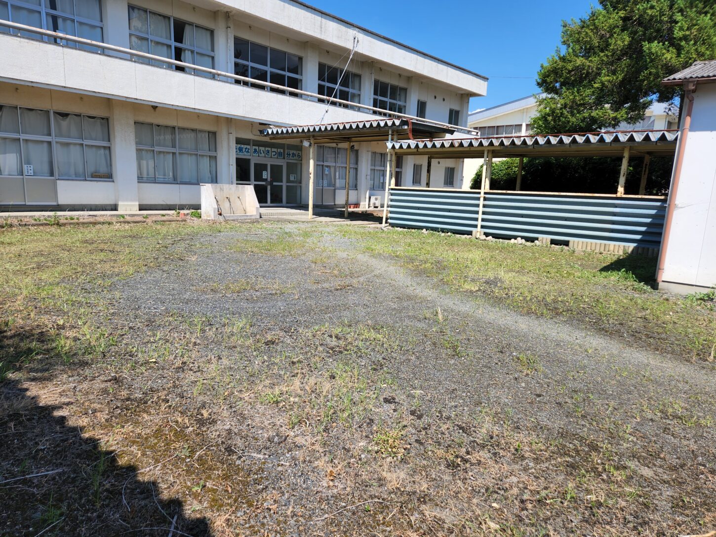 炎天下の中の草刈りメンテ・中廊下・校庭・学校スタジオ外回り・撮影準備・音楽室・図書室・図工室・実験室・部室・教室・撮影スポット・学園ドラマ・コマーシャル撮影・CM撮影・映画撮影・再現ドラマ撮影・コスプレ撮影・ユーチューブ撮影・アトリエミカミ・管理運営・学校撮影・レンタルスタジオ・東京近郊・東京・東京・関東・桜川市・真壁町・撮影専用物件・