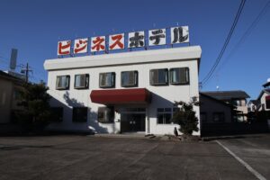 元ビジネスホテルスタジオ・大型戸建てスタジオ・アトリエミカ・オールスタッフロケハン・連続ドラマ・映画撮影・アトリエミカミ管理運営・撮影場所・ハウススタジオ・昭和でレトロなアパートスタジオ・撮影専用物件・出入り階段も俯瞰で撮影・ドラマ・映画・再現ドラマ・撮影ポイント・ロケ地・ロケ場所・常総市・水海道・東京近郊・東京駅から50分・駅歩5分・雑草駆除・除草剤・電動噴霧器・ハウススタジオ貸しスタジオ・撮影スタジオ・合宿所、社員寮、学生寮、昭和のビジネスホテル、共同風呂、共同浴槽、撮影場所ミ・