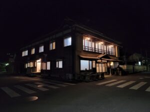 登録有形文化財橋本旅館スタジオ夜の外観・撮影スタジオ・アトリエミカミ・管理運営・グットデザイン賞・登録有形文化財橋本旅館スタジオ・古民家カフェ・登録有形文化財・ドラマ撮影・映画撮影・再現ドラマ撮影・YouTube撮影・ミュージックビデオ撮影・CM撮影・ロケ地・ロケ現場・撮影場所・ハウススタジオ・レンタルスタジオ・貸しスタジオ・東京・東京近郊・桜川市・真壁町・撮影準