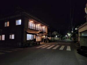 登録有形文化財橋本旅館スタジオ夜の外観・撮影スタジオ・アトリエミカミ・管理運営・グットデザイン賞・登録有形文化財橋本旅館スタジオ・古民家カフェ・登録有形文化財・ドラマ撮影・映画撮影・再現ドラマ撮影・YouTube撮影・ミュージックビデオ撮影・CM撮影・ロケ地・ロケ現場・撮影場所・ハウススタジオ・レンタルスタジオ・貸しスタジオ・東京・東京近郊・桜川市・真壁町・撮影準