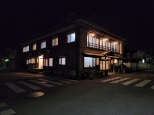 登録有形文化財橋本旅館スタジオ夜の外観・撮影スタジオ・アトリエミカミ・管理運営・グットデザイン賞・登録有形文化財橋本旅館スタジオ・古民家カフェ・登録有形文化財・ドラマ撮影・映画撮影・再現ドラマ撮影・YouTube撮影・ミュージックビデオ撮影・CM撮影・ロケ地・ロケ現場・撮影場所・ハウススタジオ・レンタルスタジオ・貸しスタジオ・東京・東京近郊・桜川市・真壁町・撮影準