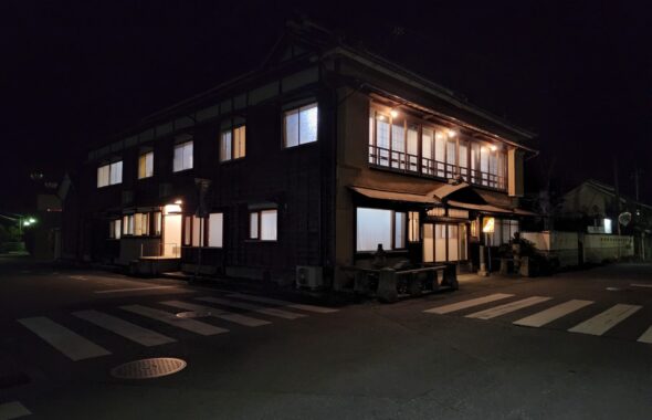 登録有形文化財橋本旅館スタジオ夜の外観・撮影スタジオ・アトリエミカミ・管理運営・グットデザイン賞・登録有形文化財橋本旅館スタジオ・古民家カフェ・登録有形文化財・ドラマ撮影・映画撮影・再現ドラマ撮影・YouTube撮影・ミュージックビデオ撮影・CM撮影・ロケ地・ロケ現場・撮影場所・ハウススタジオ・レンタルスタジオ・貸しスタジオ・東京・東京近郊・桜川市・真壁町・撮影準