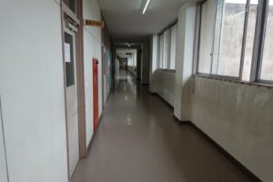 学校スタジオの長い廊下・撮影・学校スタジオ・ミュージックビデオ撮影現場・撮影スポット・学園ドラマ・コマーシャル撮影・CM撮影・映画撮影・再現ドラマ撮影・コスプレ撮影・ユーチューブ撮影・アトリエミカミ・管理運営・学校撮影・レンタルスタジオ・東京近郊・東京・東京・関東・桜川市・真壁町・撮影専用物件・