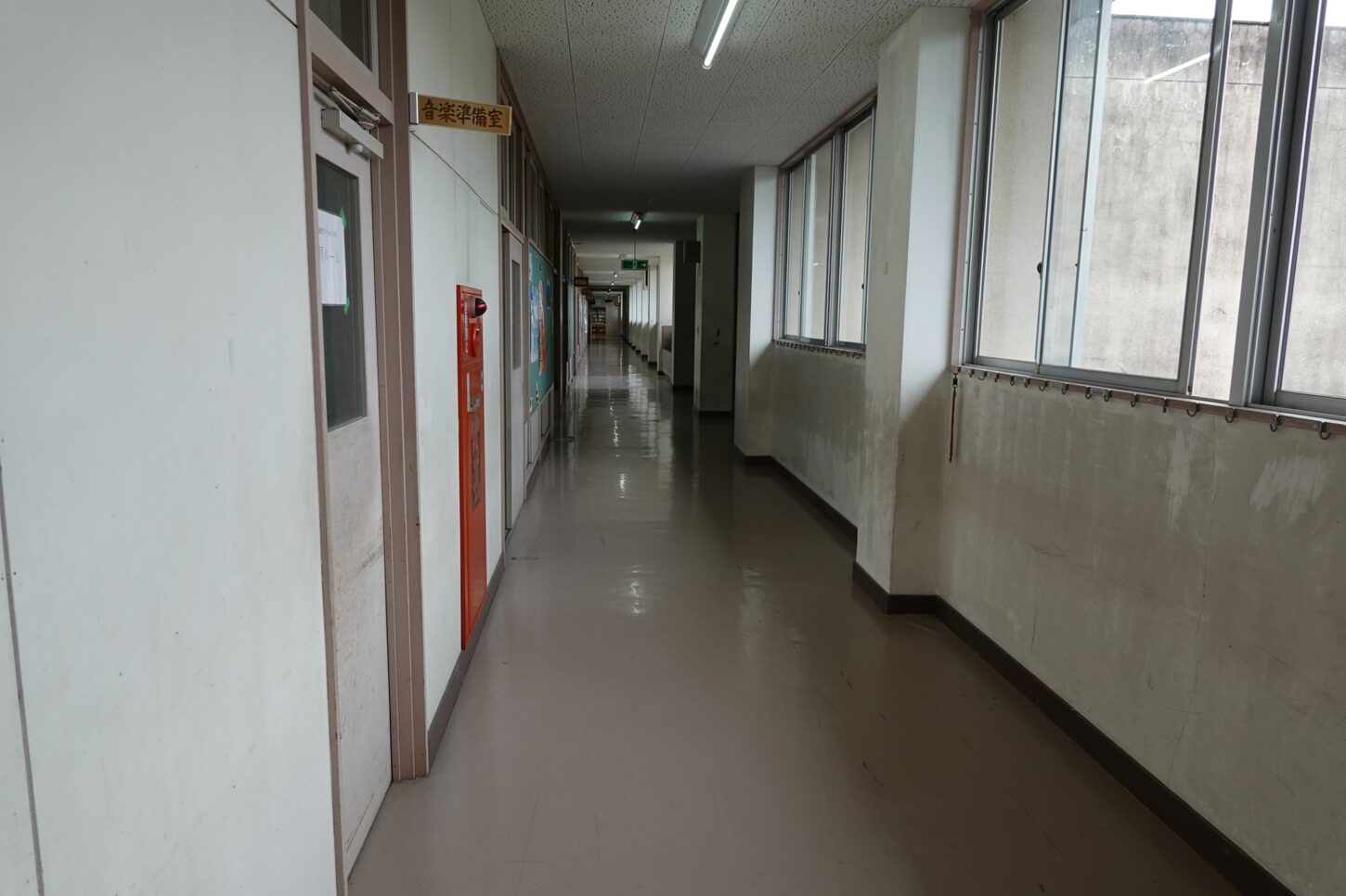 学校スタジオの長い廊下・撮影・学校スタジオ・ミュージックビデオ撮影現場・撮影スポット・学園ドラマ・コマーシャル撮影・CM撮影・映画撮影・再現ドラマ撮影・コスプレ撮影・ユーチューブ撮影・アトリエミカミ・管理運営・学校撮影・レンタルスタジオ・東京近郊・東京・東京・関東・桜川市・真壁町・撮影専用物件・